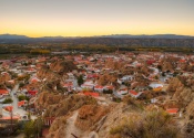 Habitat troglodyte à Guadix. Il y a à peu près 2000 habitats troglodyte dans la province de Grenade. Photo: Gregorio Piga