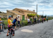 Hacia Moratalla, cruzando amplios olivares y campos de almendros.