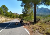 El descanso del ciclista, camino del Embalse del Alfonso XIII.