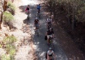 Cruzando las trincheras de la Vía Verde del Noroeste.