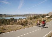 Pasando por el magnífico embalse de Alfonso XIII y el cañón de Almadenes.